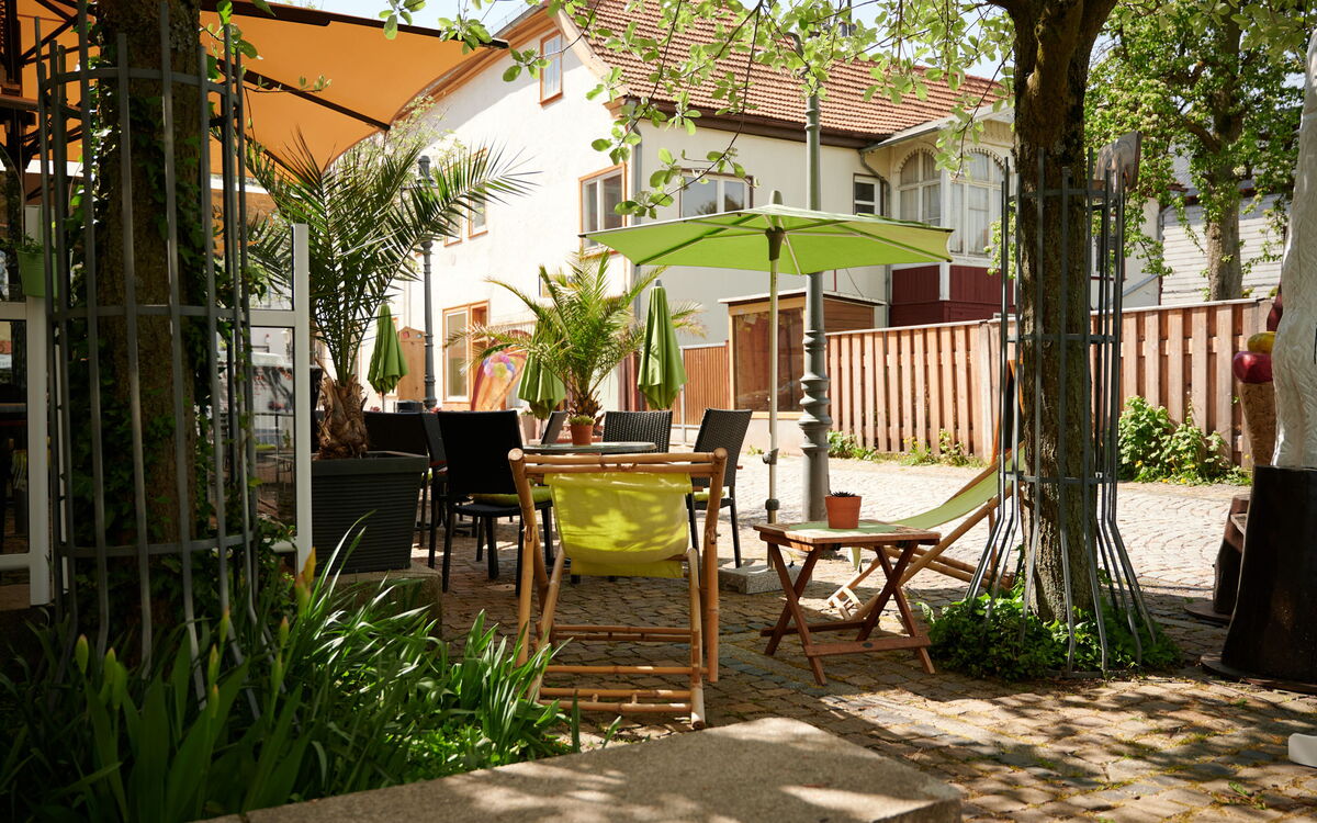 Terrasse mit Liegestühlen am Kurcafé Friedrichroda