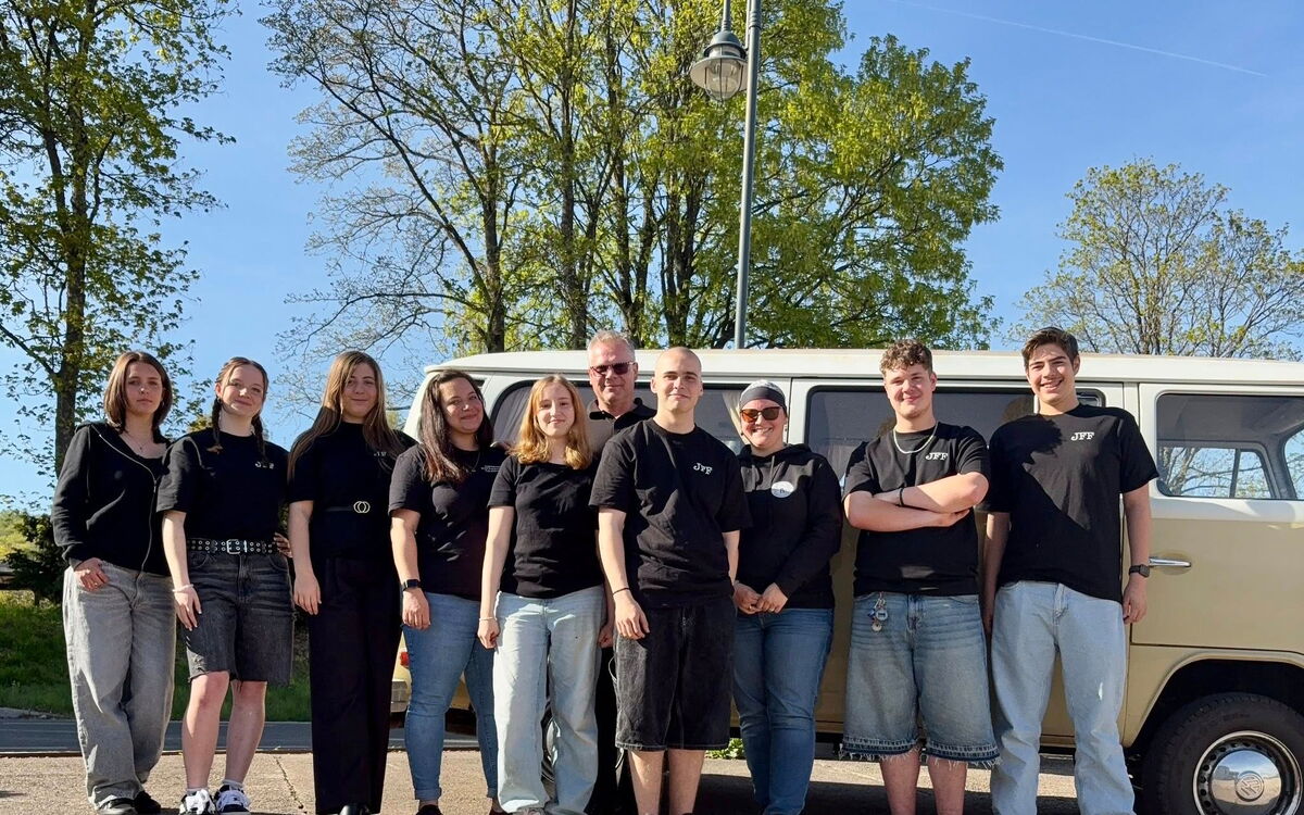Gruppenbild Jugendbeirat und WirStadt in neuen Shirts