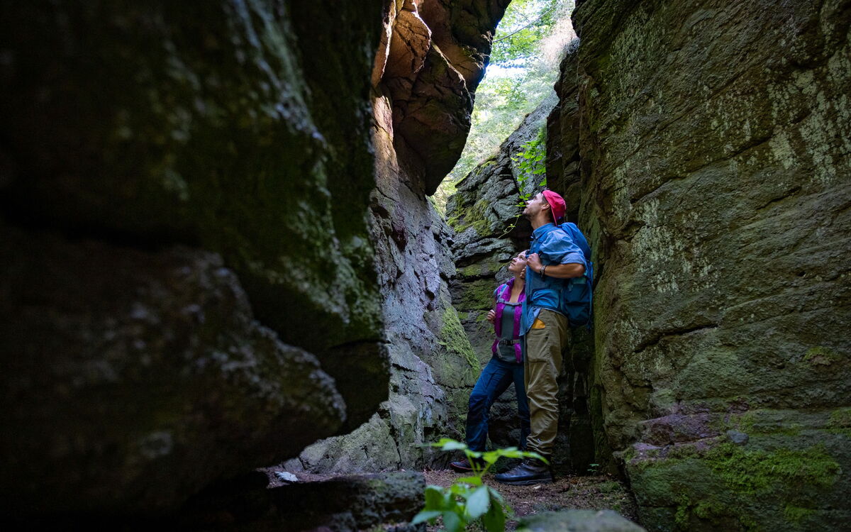 Wanderpaar am Hainfelsen bei Finsterbergen