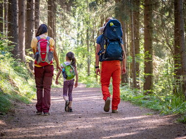 Familie mit Kindern entdeckt den Thüringer Wald bei Friedrichroda