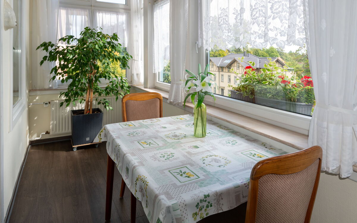 Essplatz im Wintergarten in einer Ferienwohnung in der Villa Regina Friedrichroda