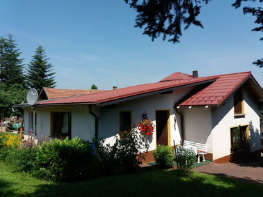 Außenansicht Ferienhaus einstöckiges Haus mit Garten