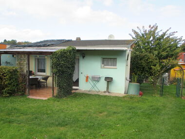 Außenansicht kleines grünes Ferienhaus Bungalow