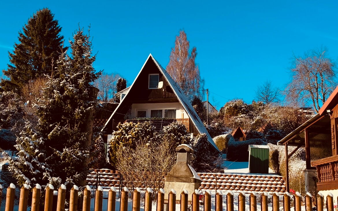 Außenansicht Ferienhaus mit Spitzdach im Winter