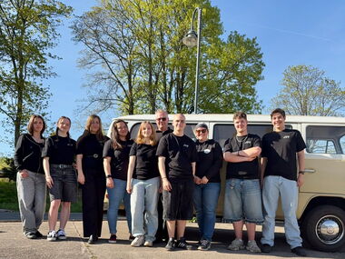 Gruppenbild Jugendbeirat und WirStadt in neuen Shirts