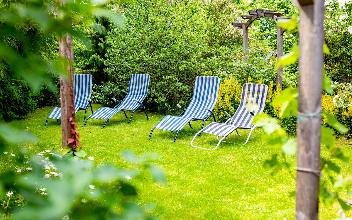 Sonnenliegen im Garten