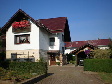 Außenansicht Haus mit Hof und Carport