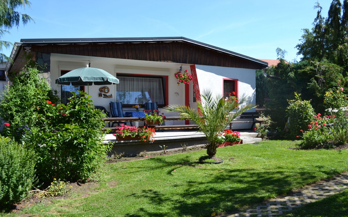 Außenansicht kleines Ferienhaus mit Garten