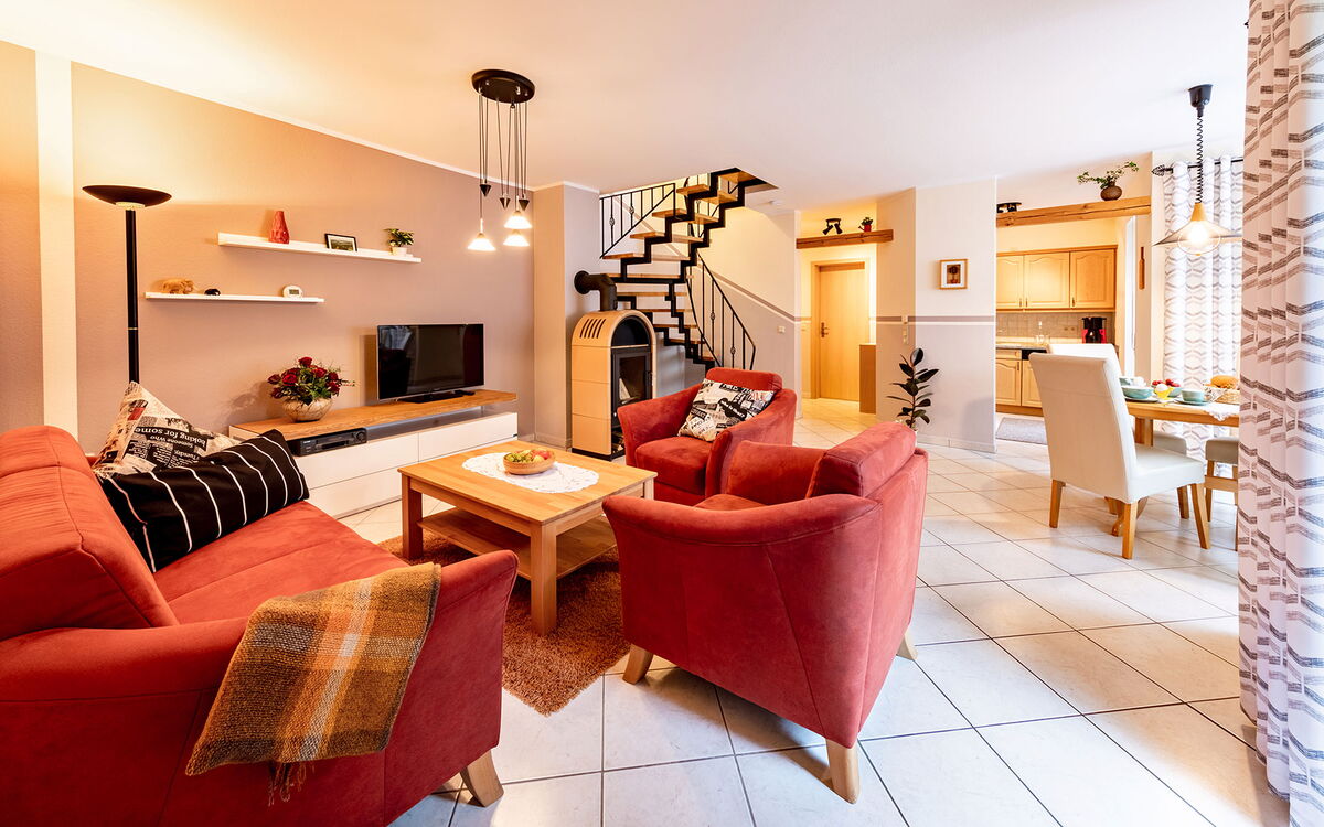 Sitzecke mit Esszimmer und Kamin