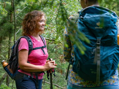 Wanderer mit Rucksack unterwegs im Thüringer Wald