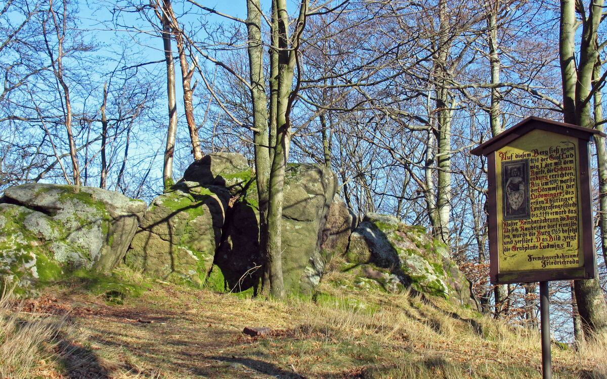 Felsen und Infotafel an der Schauenburg bei Friedrichroda