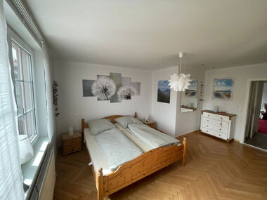 helles freundliches Schlafzimmer mit Doppelbett
