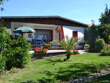 Außenansicht kleines Ferienhaus mit Garten