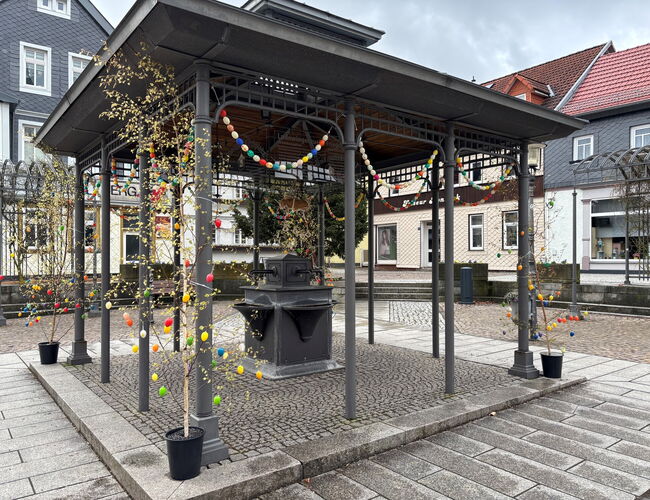 Trinkbrunnen Kirchplatz &ouml;sterlich geschm&uuml;ckt