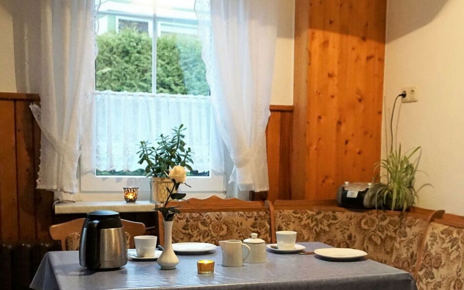 Küche mit Esstisch und Eckbank in der Ferienwohnung Furkert in Friedrichroda