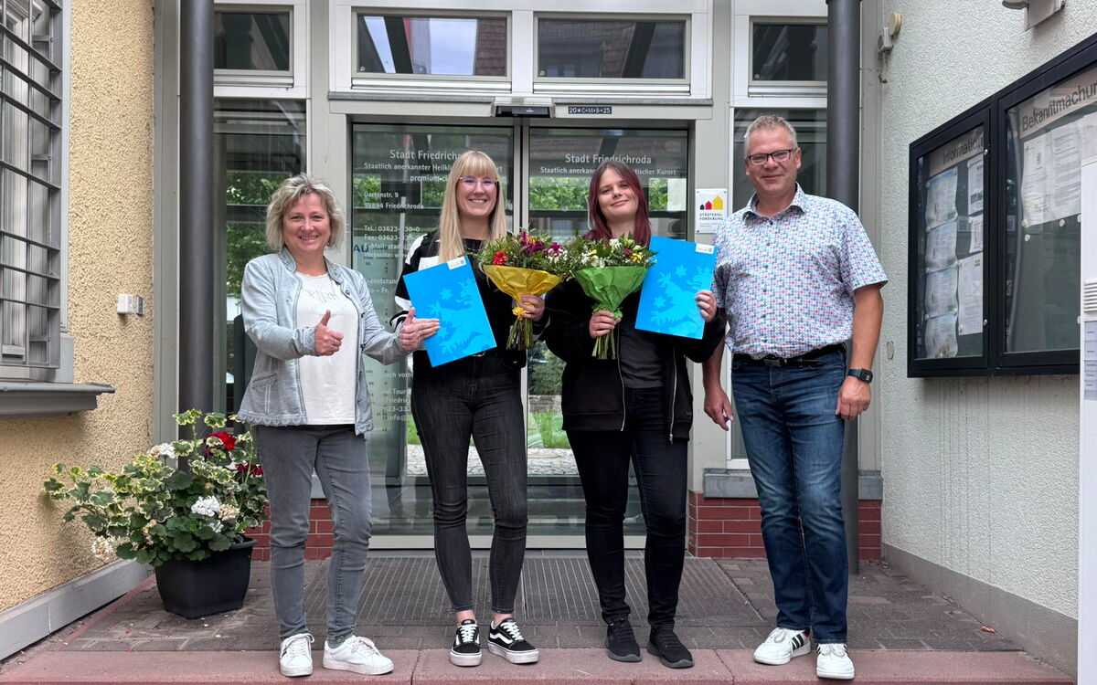 Monika Siede und Bürgermeister Kay Brückmann gratulieren Paula-Sophie Klar und Annabelle Bause zum Abschluss als staatlich geprüfte Verwaltungsfachangestellte als staatlich geprüfte Verwaltungsfachangestellte