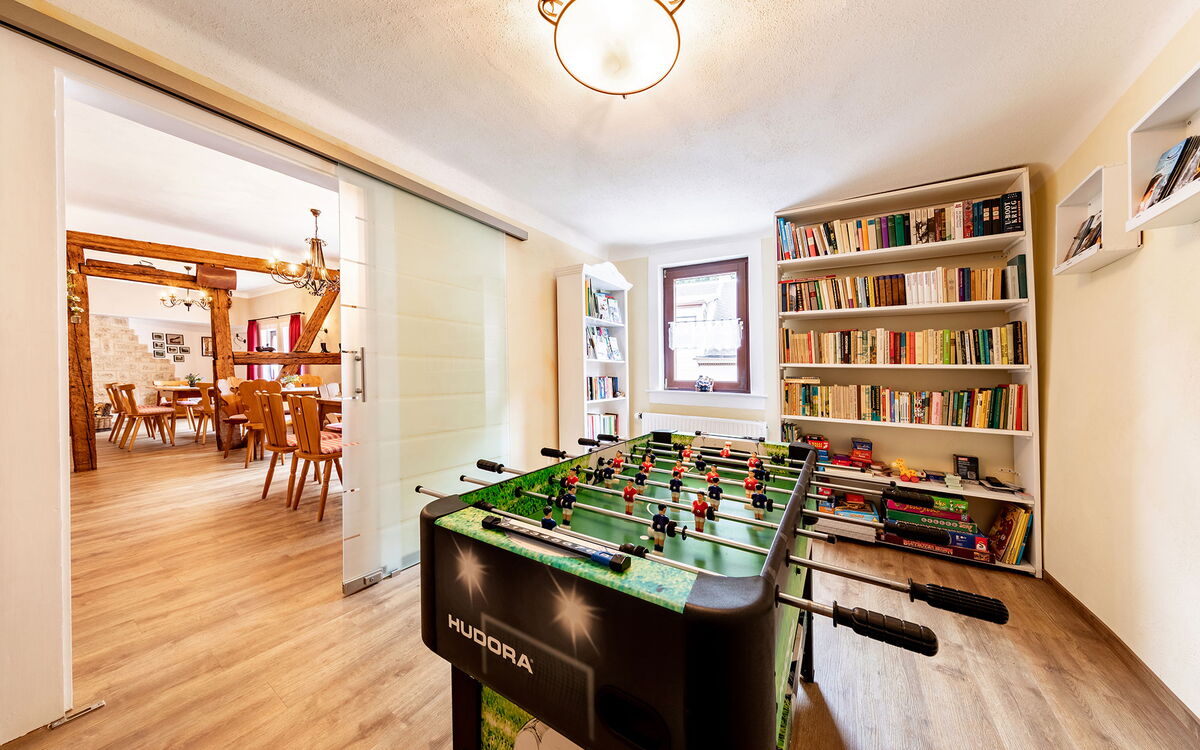 Gemeinschaftsraum mit Tischkicker und Bücherregal