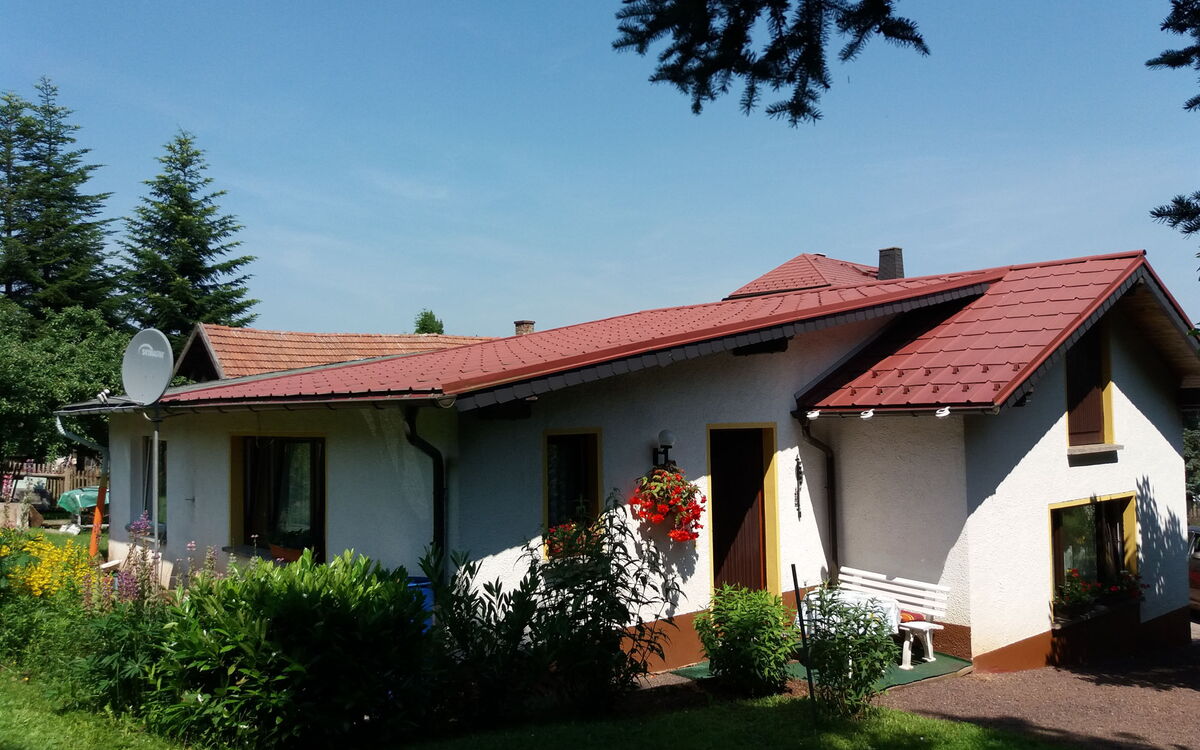Außenansicht Ferienhaus einstöckiges Haus mit Garten