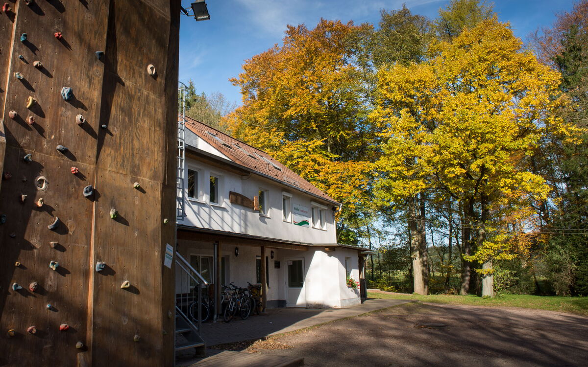 Außenansicht vom Waldhof Finsterbergen mit Kletterwand an der Fassade