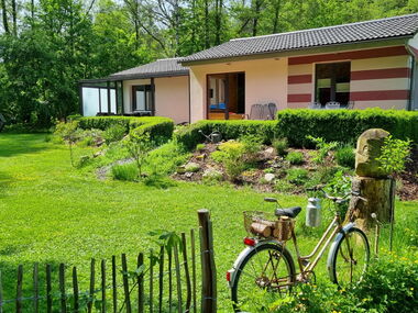 kleines Ferienhaus mit schönem Garten