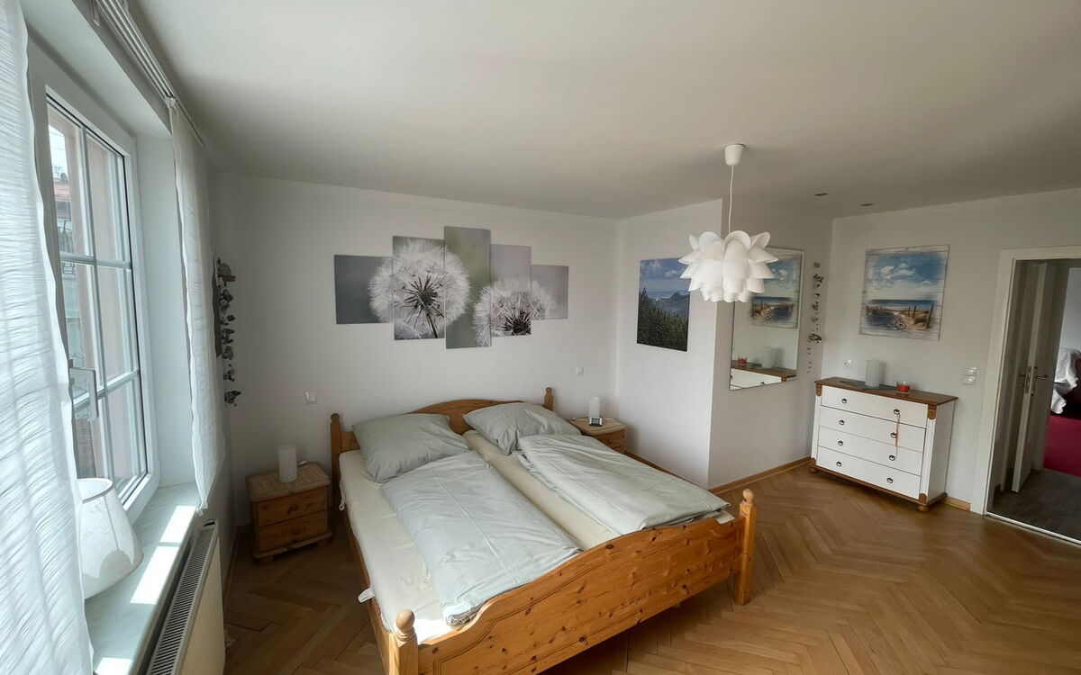 helles freundliches Schlafzimmer mit Doppelbett