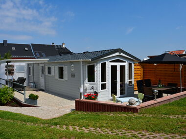 Außenansicht kleines modernes Ferienhaus mit Terasse
