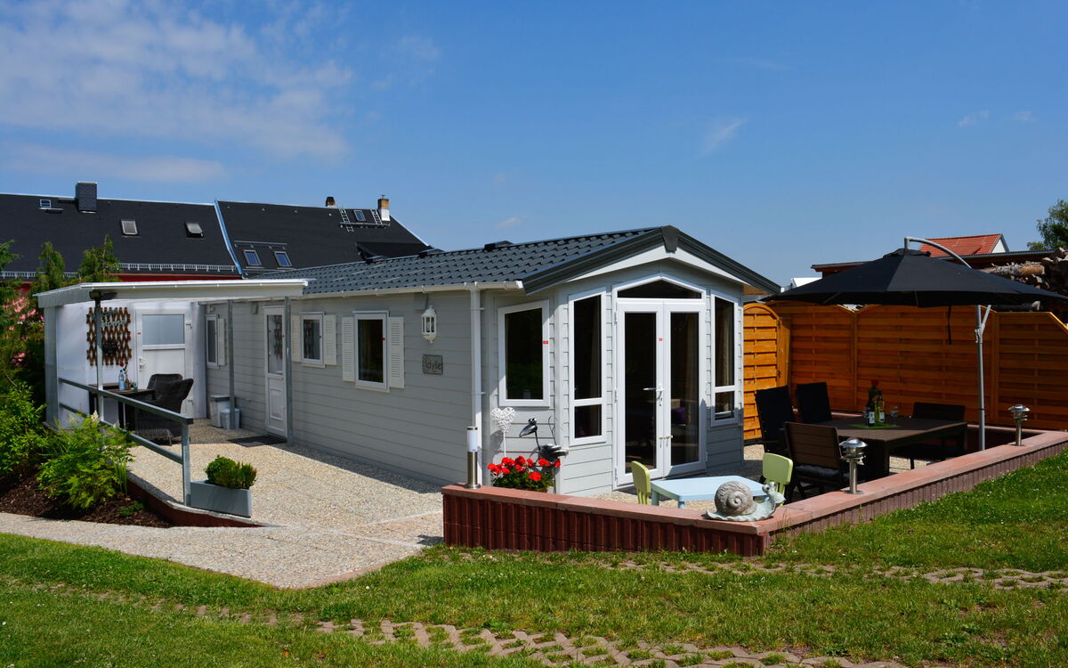 Außenansicht kleines modernes Ferienhaus mit Terasse