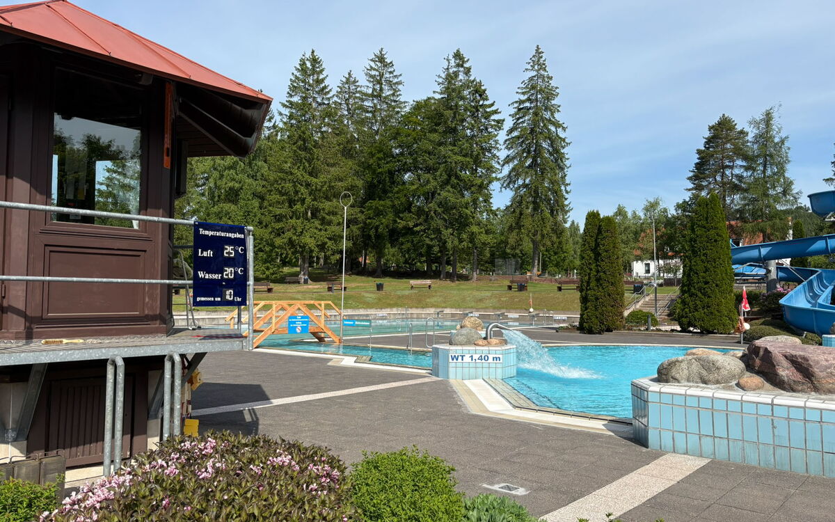 Freibad Finsterbergen mit Rutsche und Liegewiese